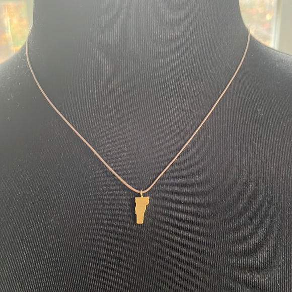 - CAI handcrafted state pendant. Vermont in gold tone on moss green cordin… - Picture 5 of 6